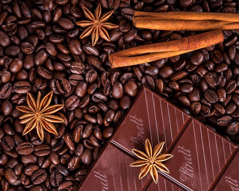 Kaffeebohnen, Schokolade, Zimtstangen und Sternanis.