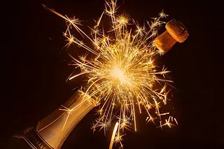 Eine Flasche Champagner, aus der Wunderkerzen herauskommen.