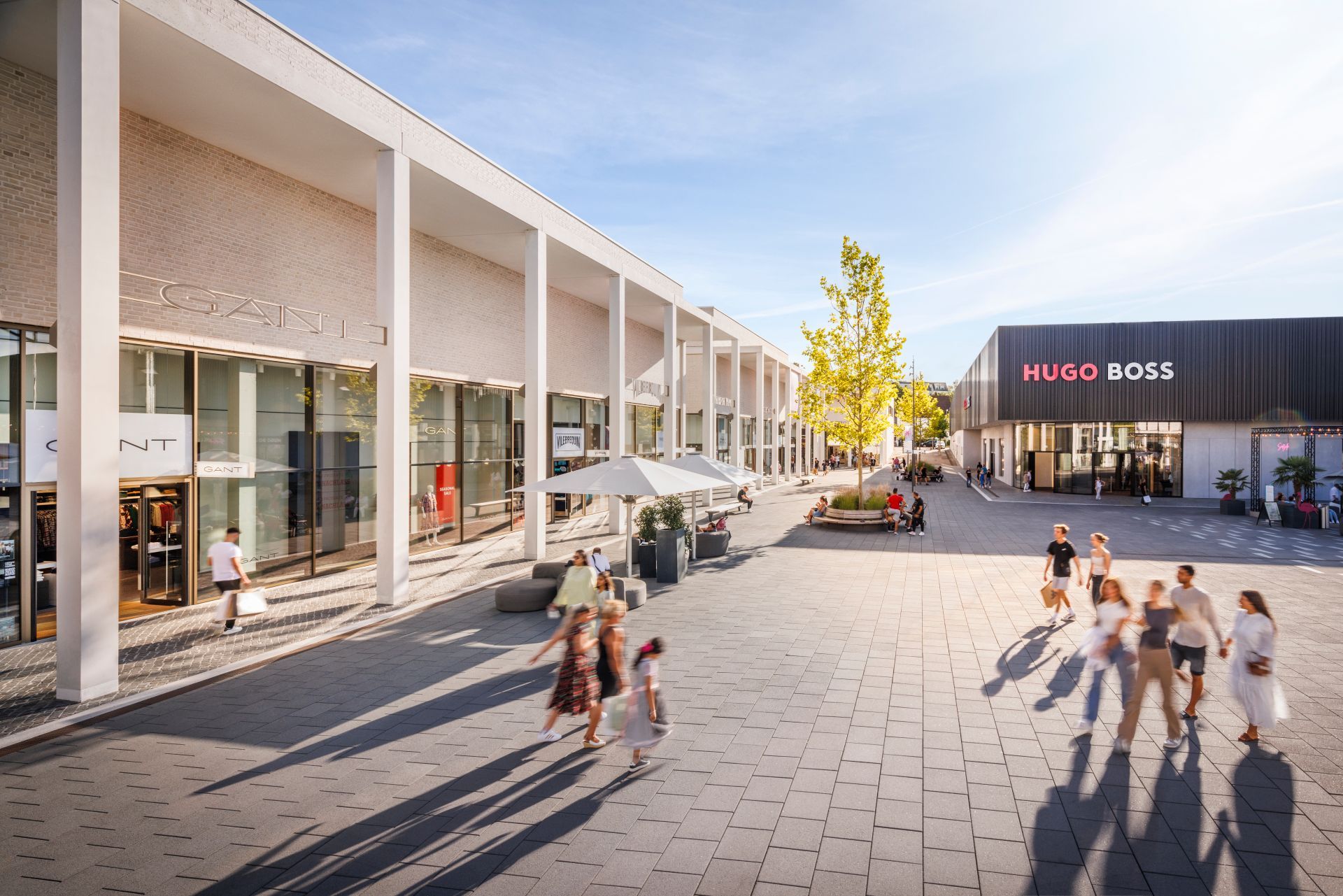 Logo für Destreicher Reisen, ein Reiseunternehmen. Dunkelrote Buchstaben mit Schatteneffekt. Kleinere Schriftzüge „MIT“ und „REISEN“ in Grau.