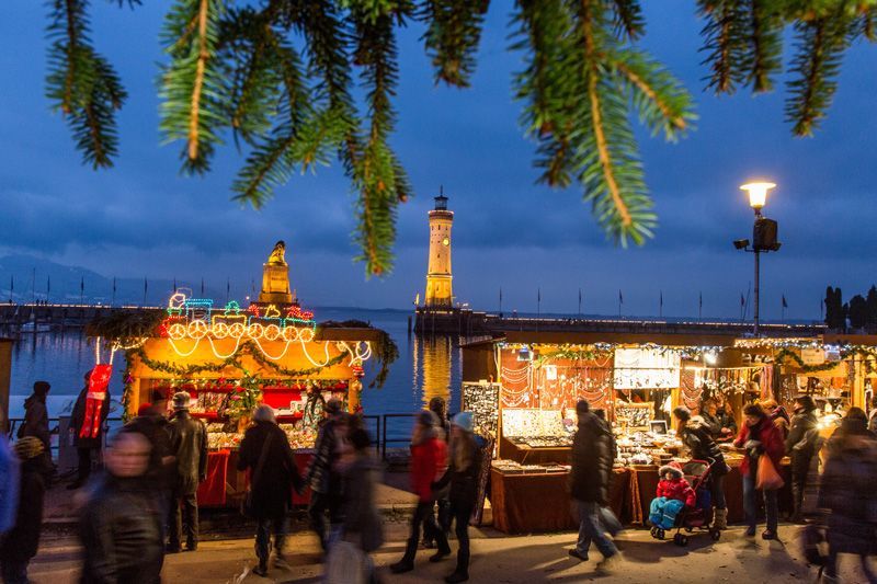 Ein Kuchen und eine Tasse Kaffee auf einem Tisch mit einem Bus im Hintergrund.