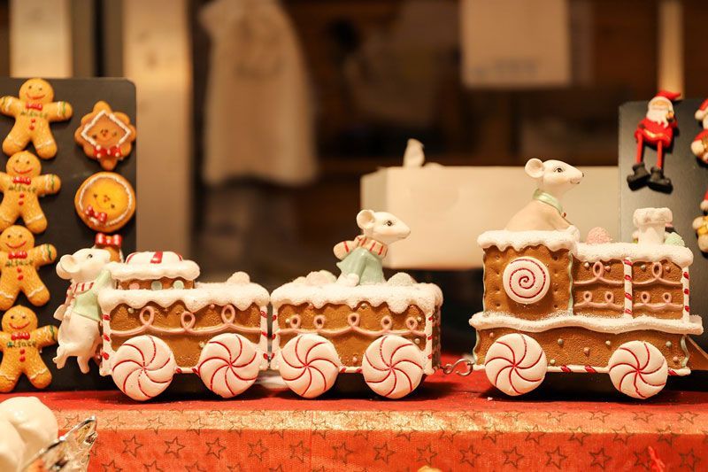 Lebkuchenzug und Plätzchen werden zusammen mit Weihnachtsdekorationen ausgestellt.