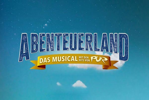 Ein Karussell mit gepunkteten Pferden ist nachts beleuchtet.