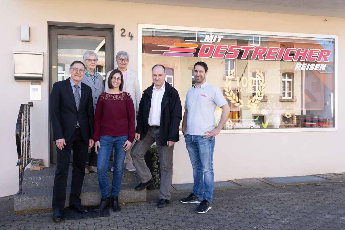 Eine Gruppe von Menschen steht vor einem Geschäft.