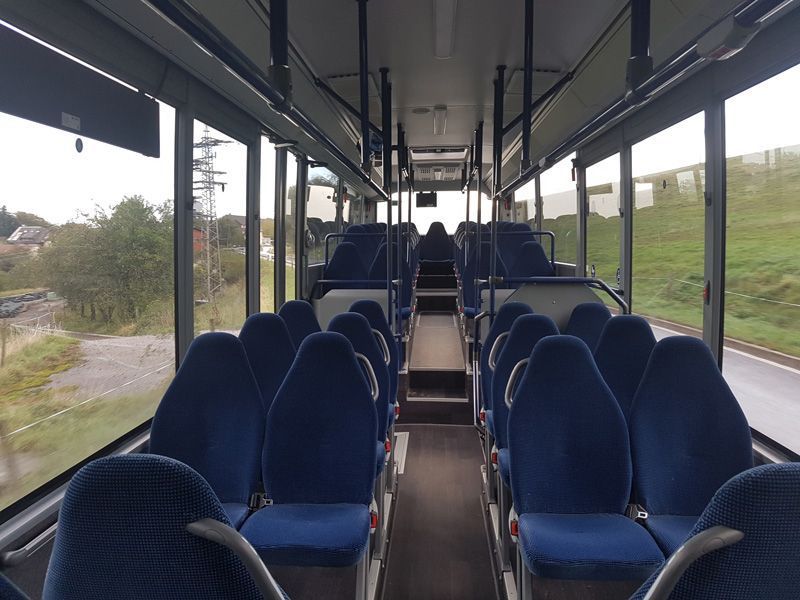 Das Innere eines leeren Busses mit blauen Sitzen