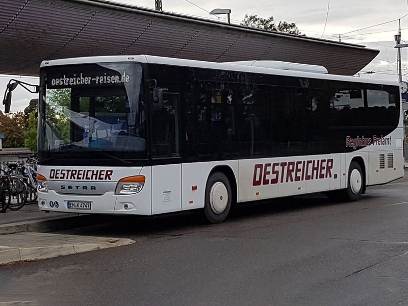 Ein weißer Bus parkt am Straßenrand.