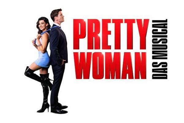 Ein Kuchen und eine Tasse Kaffee auf einem Tisch mit einem Bus im Hintergrund.