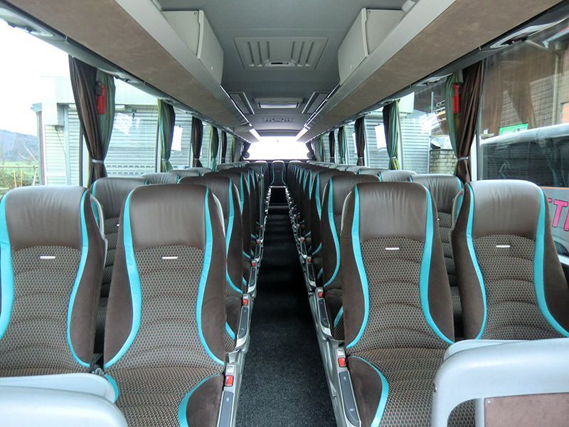 Das Innere eines Busses mit vielen Sitzen