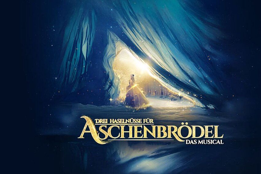 Das Aschenbrödel in einem Vorhang mit leuchtenden Sternen im Sonnenlicht. Erscheint wie eine Prinzessin.