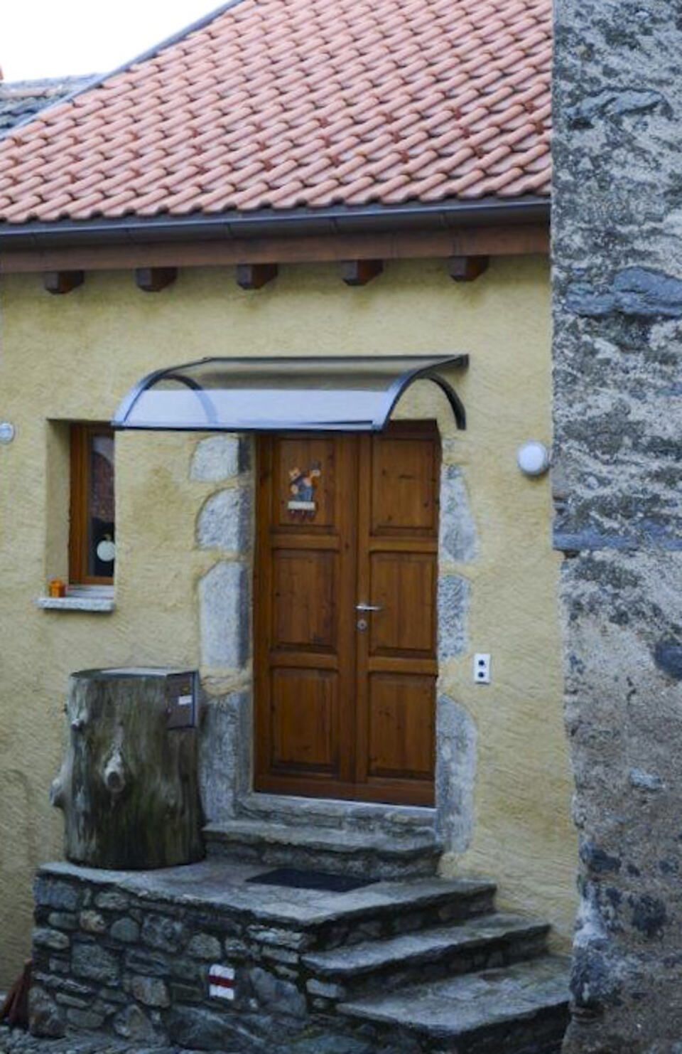 casa con pensilina su porta d'ingresso