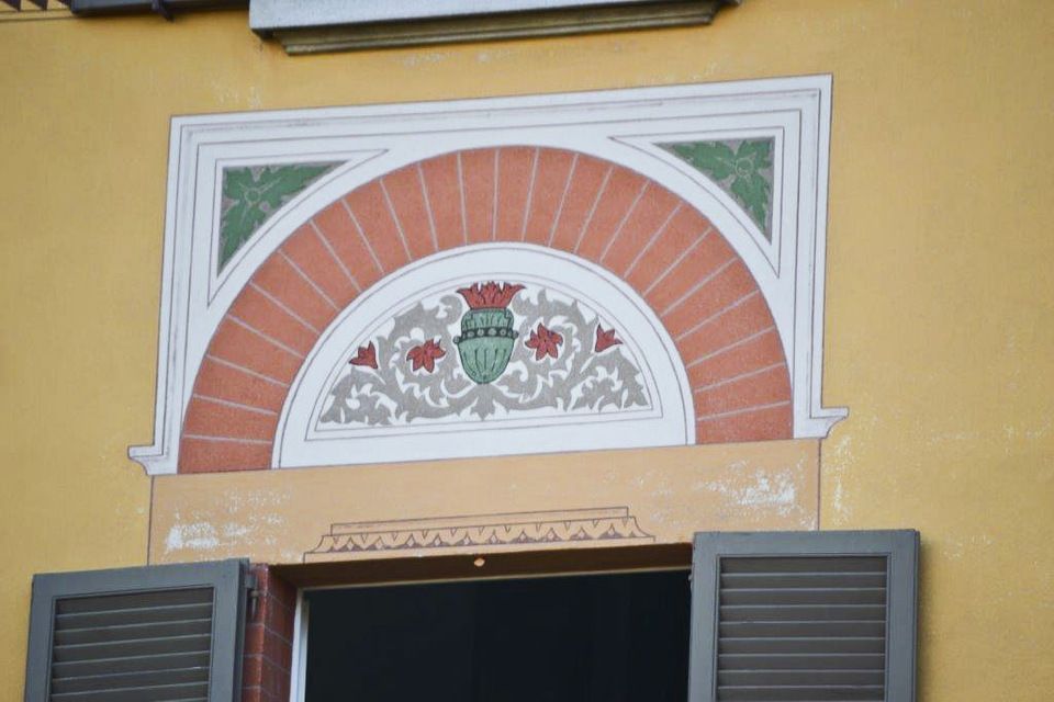 decorazione ad arco su facciata di palazzo signorile