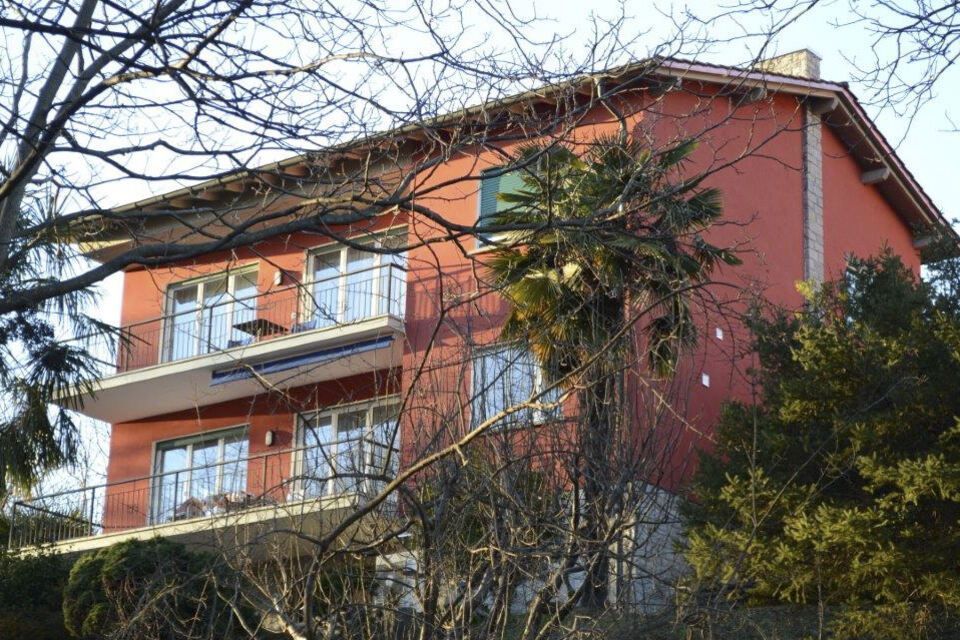 facciata di palazzo a due piani restaurata