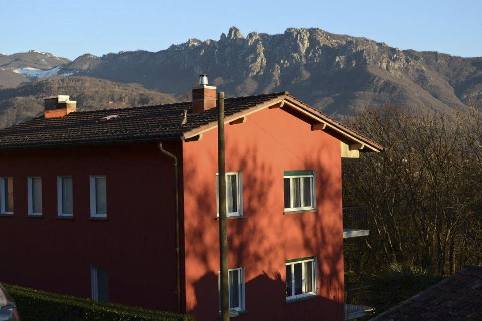 palazzina con facciata restaurata color mattone