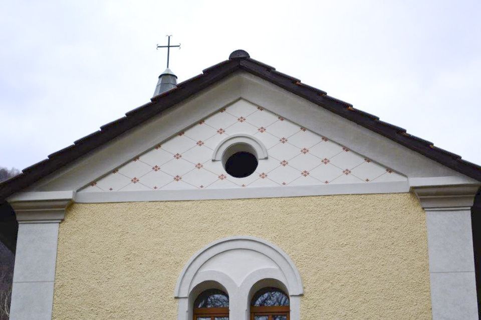 decorazioni su facciata di una chiesa