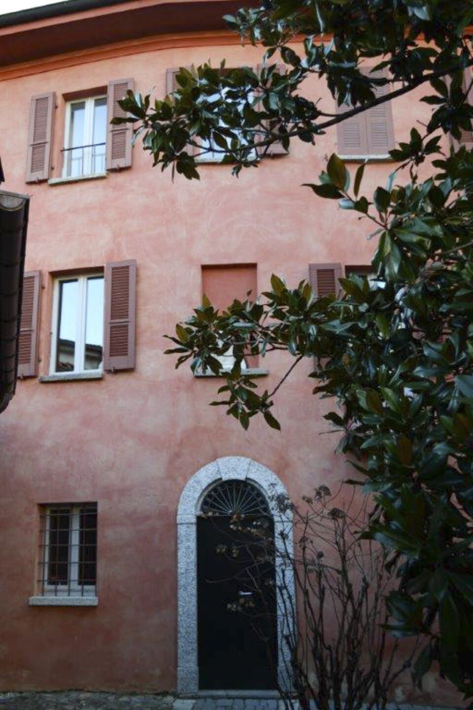 facciata di edificio storico restaurata con pittura rosa
