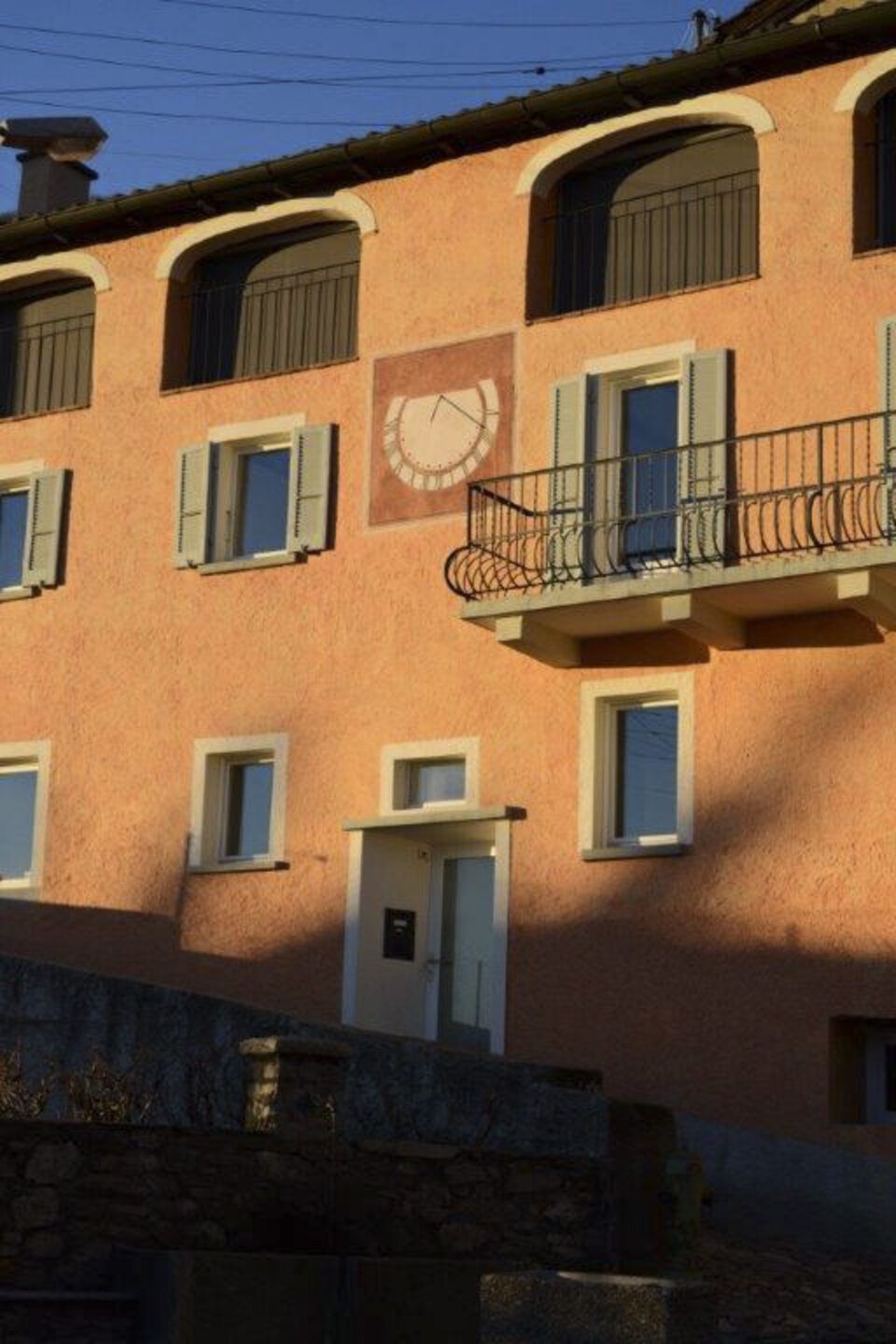 palazzo con facciata restaurata e decorazione