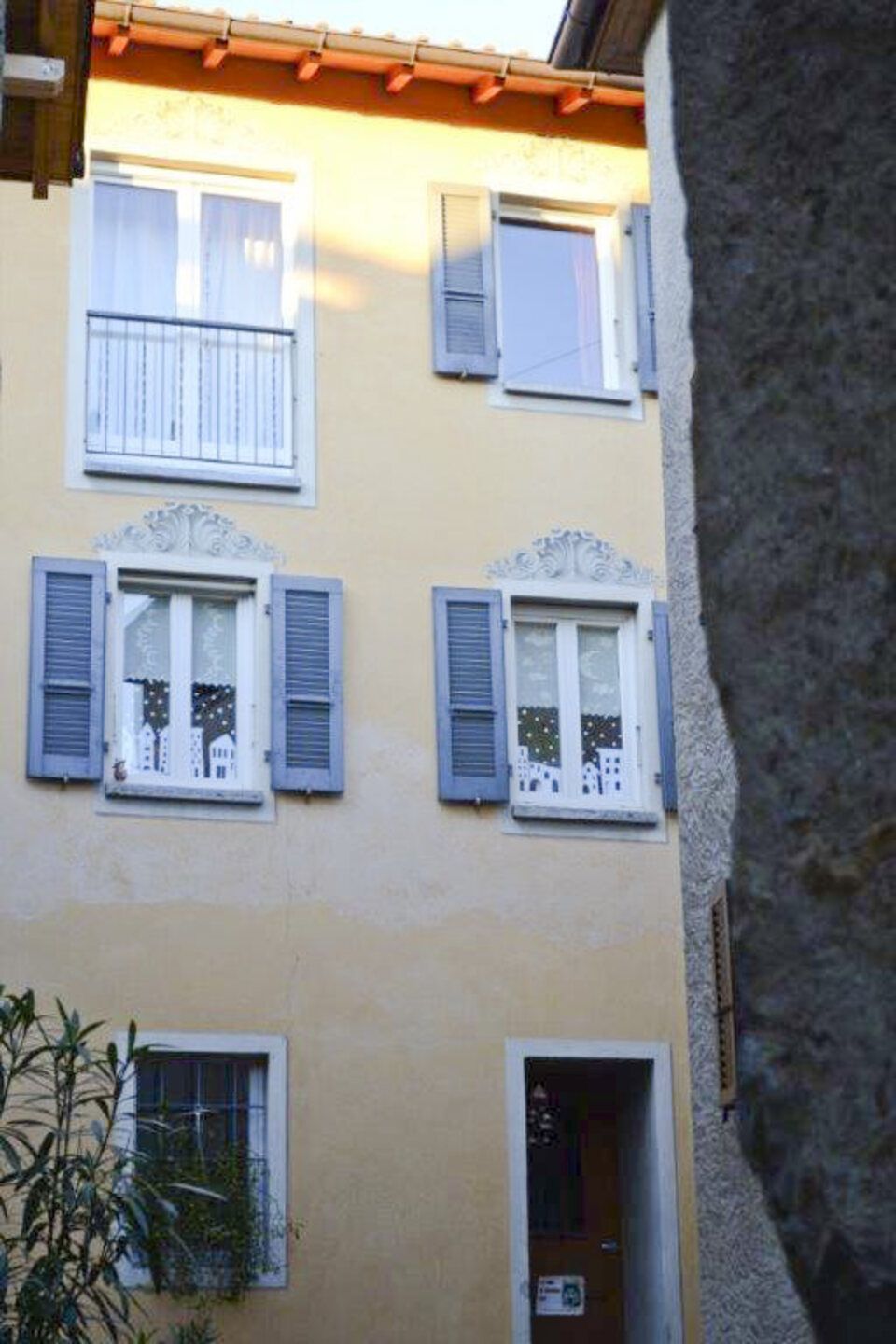 palazzina restaurata con finestre decorate