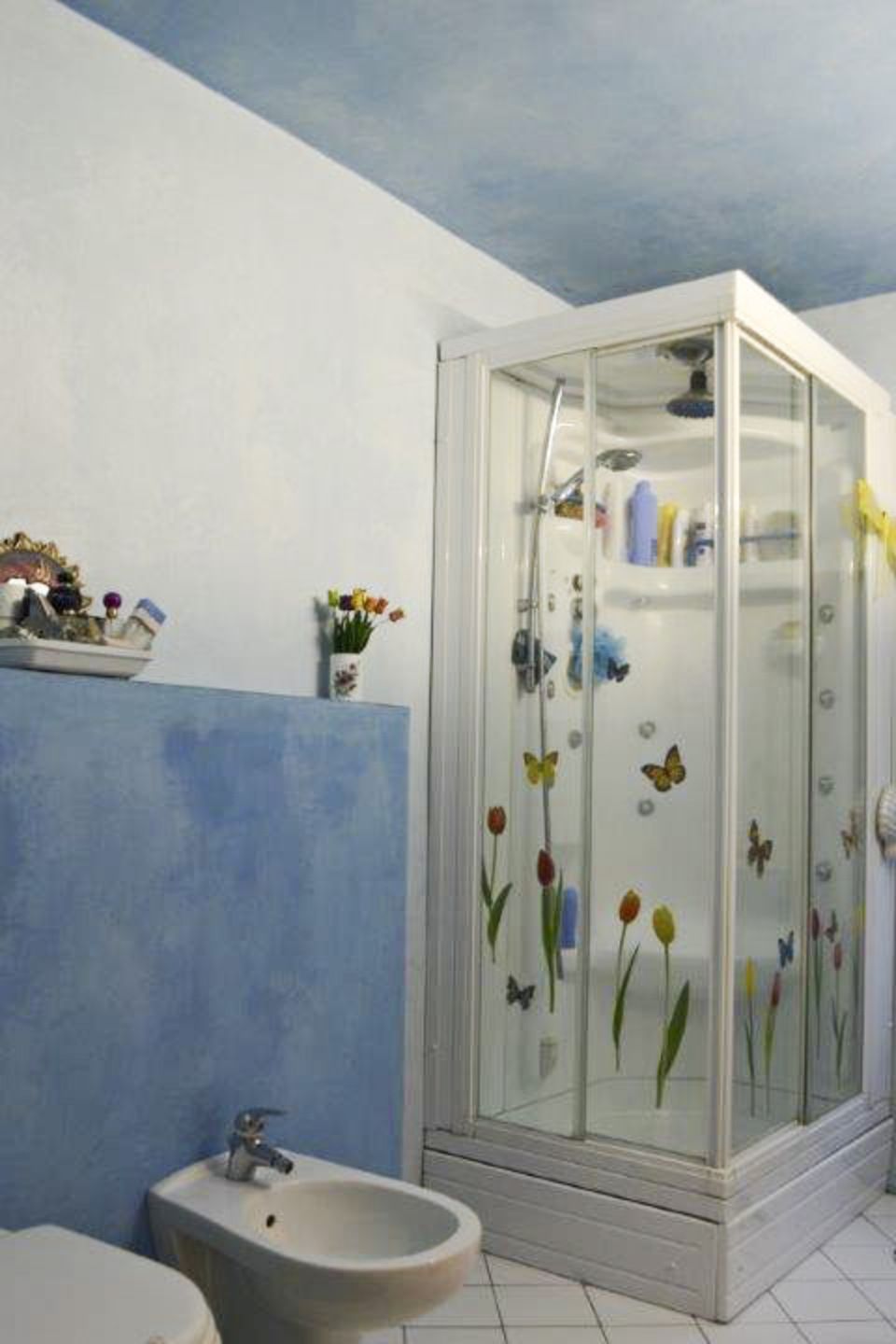 bagno restaurato con parete azzurra