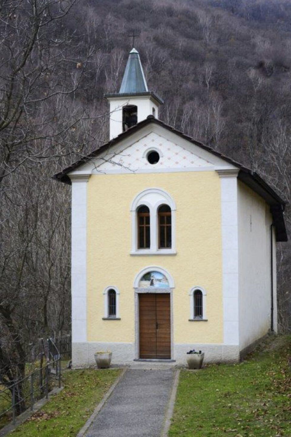 facciata di una chiesa restaurata bianca e gialla