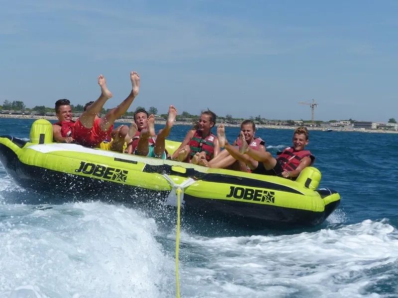 Personnes sur un canapé nautique