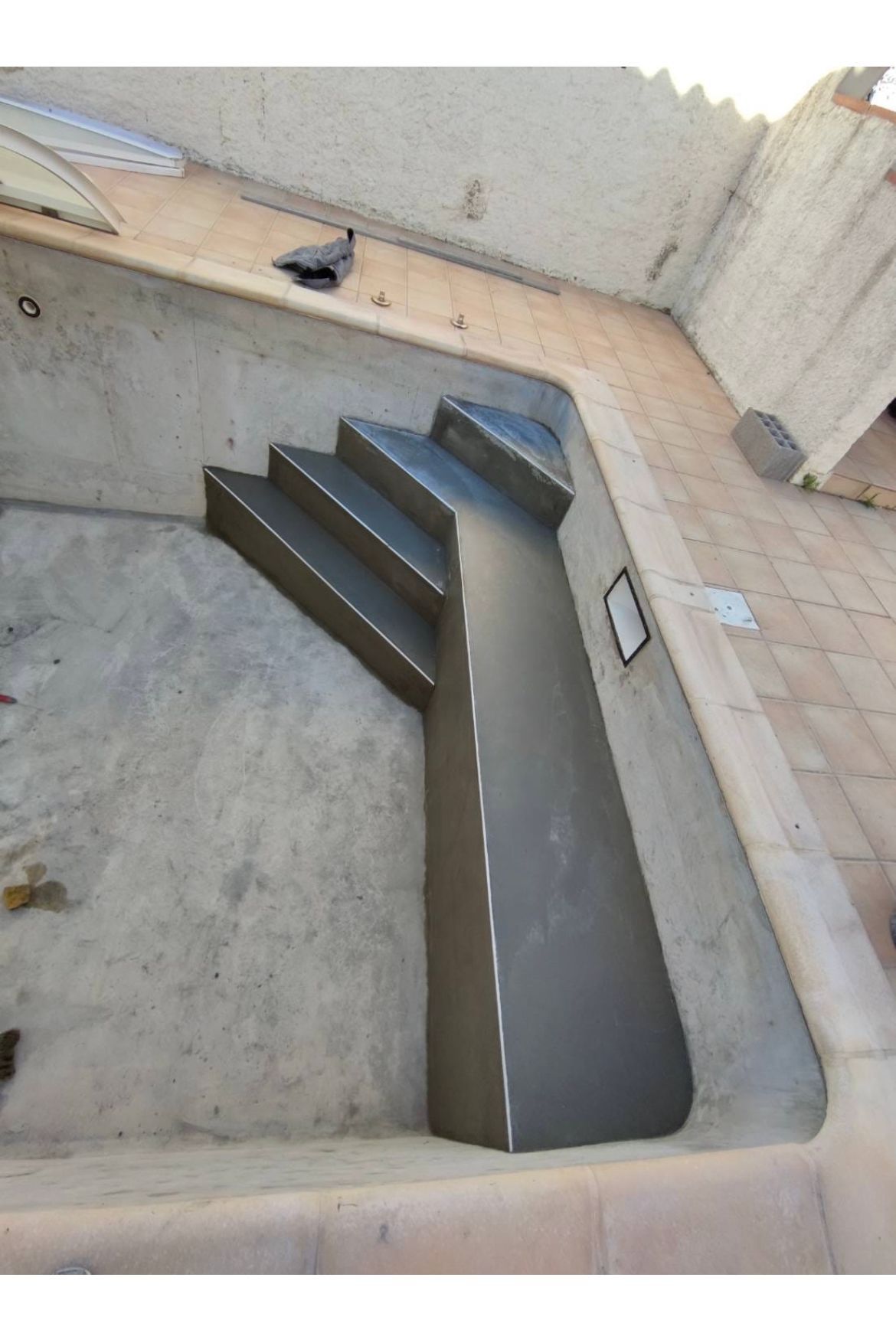Création d'un réhaussement et d'un escalier de piscine