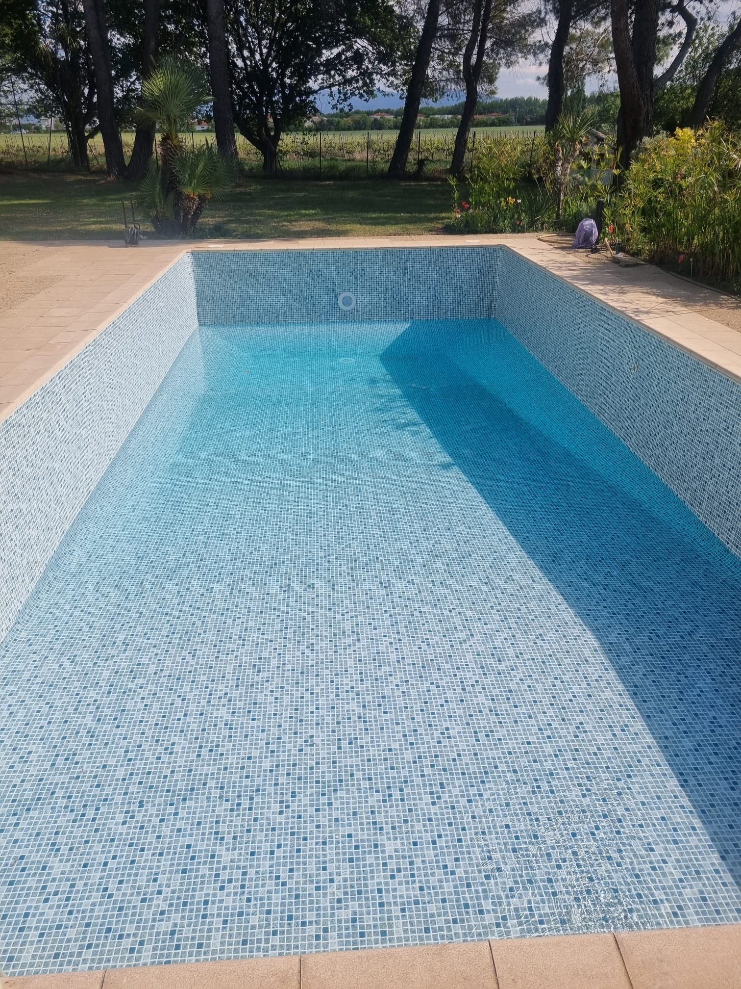 Piscine avec un liner bleu