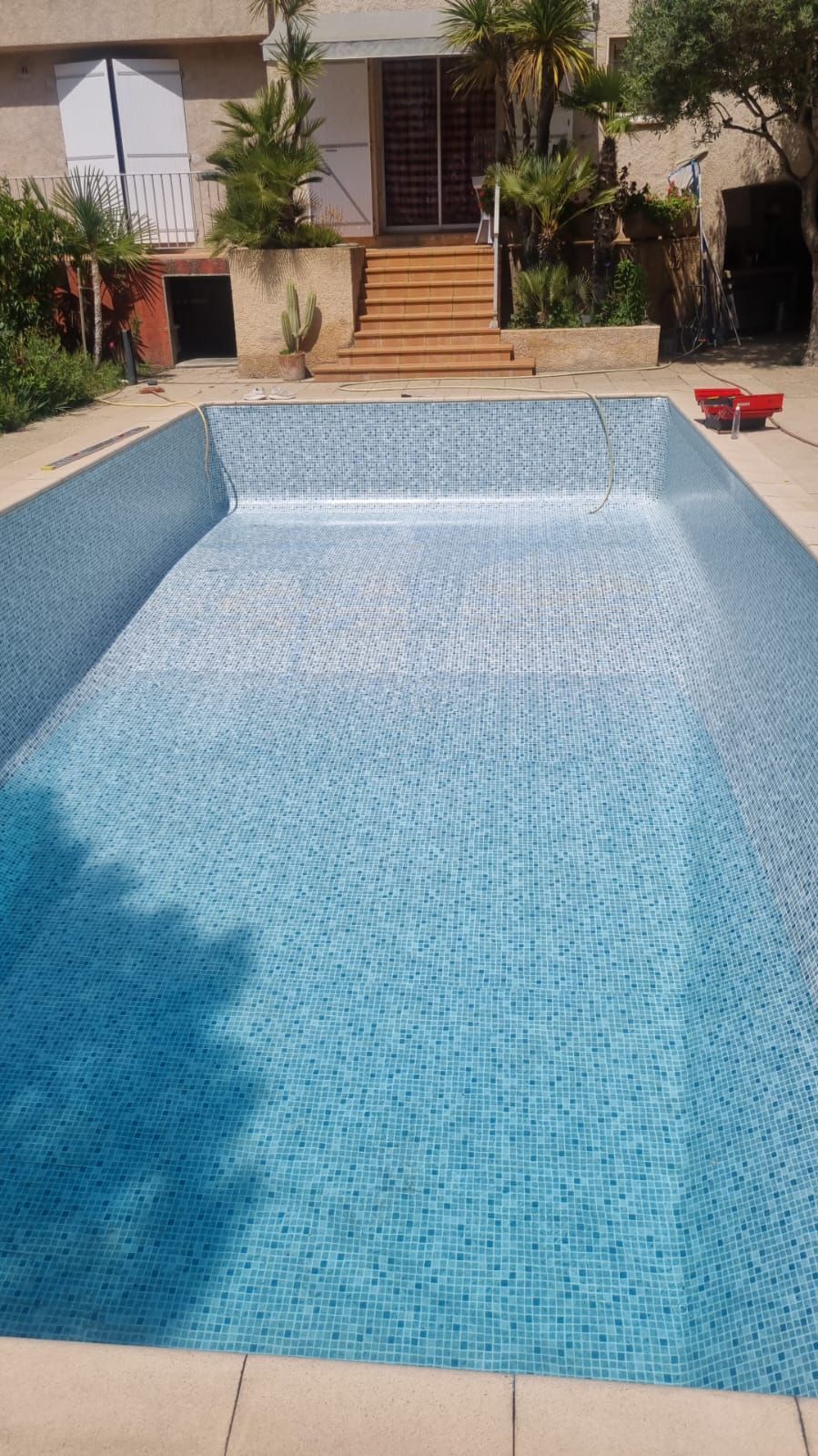 Piscine avec fond à carreaux bleus