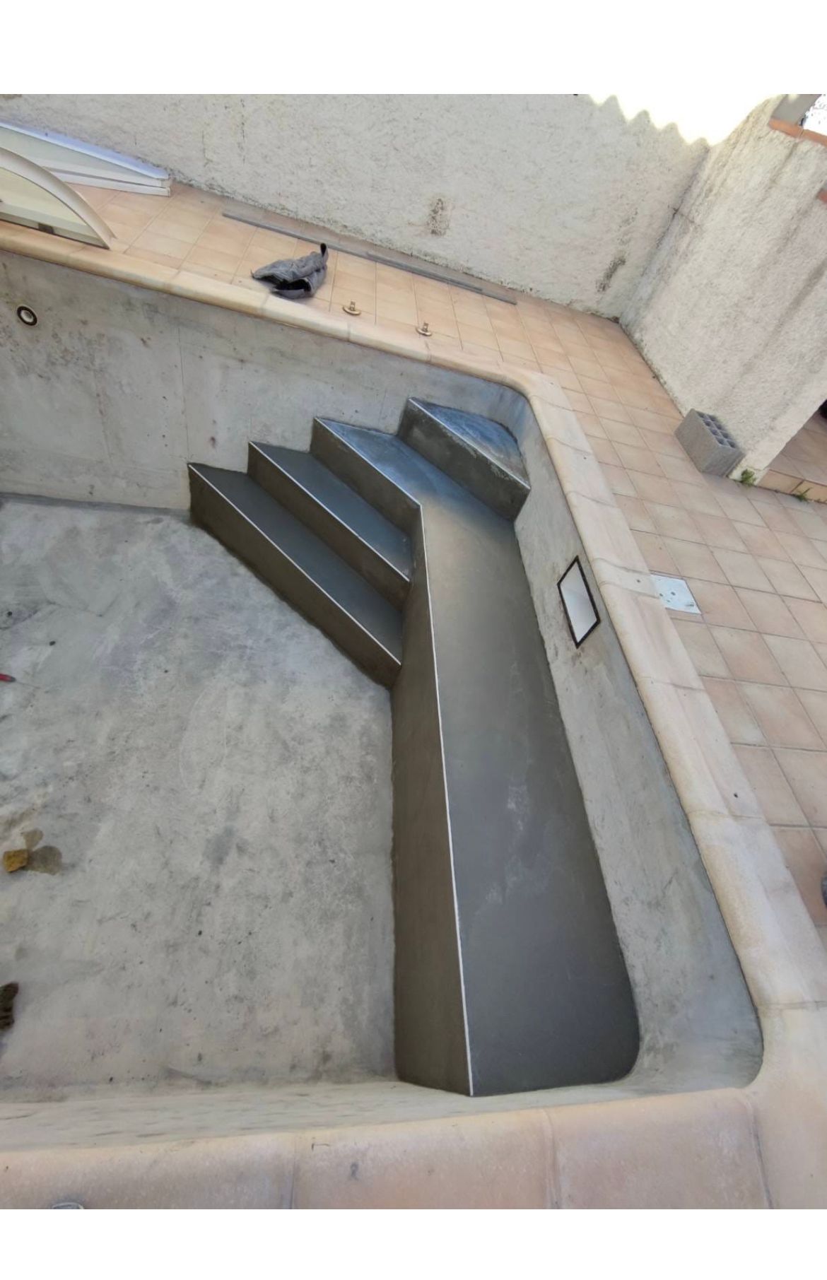 Escalier dans l'angle d'une piscine vide