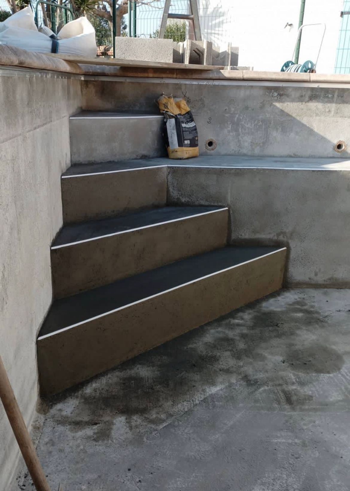 Escalier de piscine fini d'une piscine