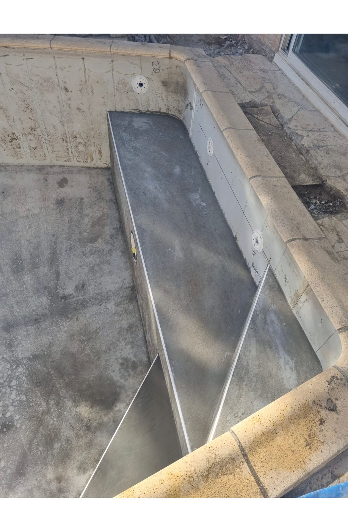 Création d'escalier de piscine en cours