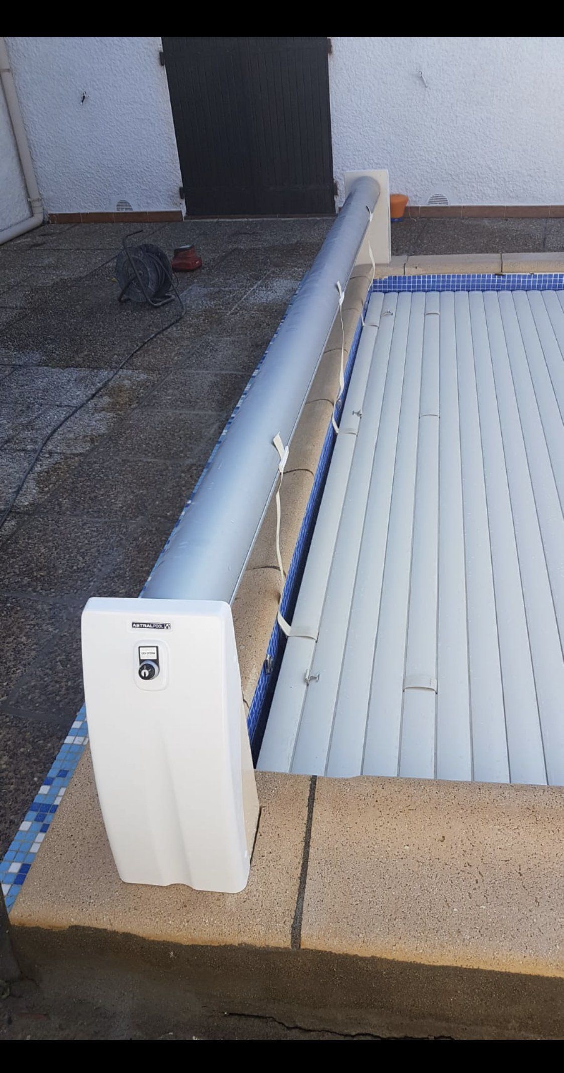 Enrouleur pour bâche de piscine