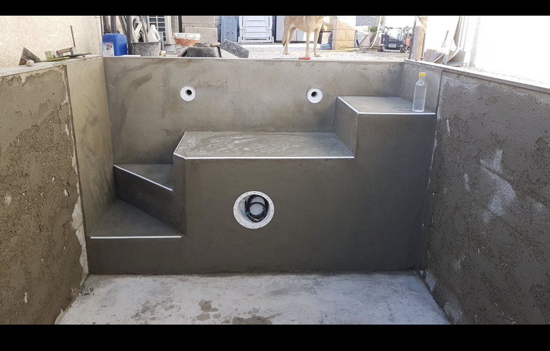 Construction d'une piscine avec un escalier