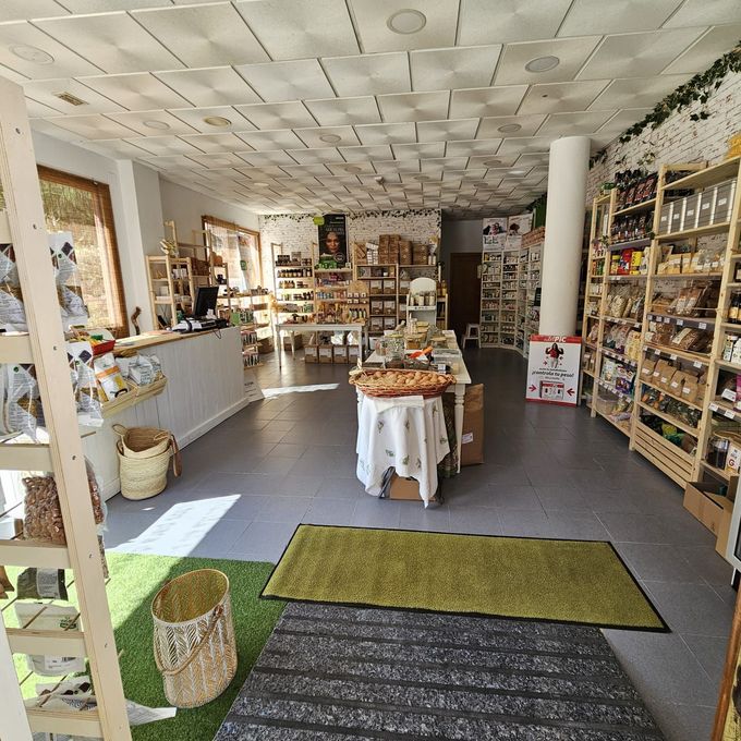 Una tienda llena de muchos estantes y cestas