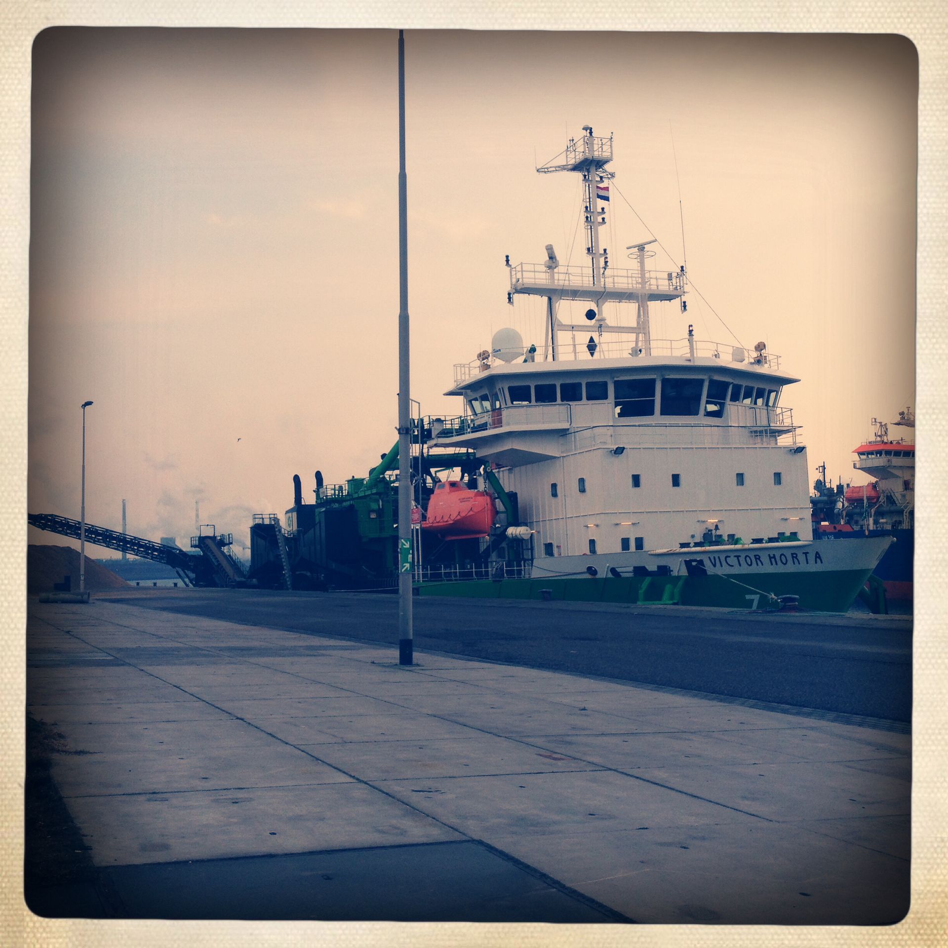 Dredging hopper boat