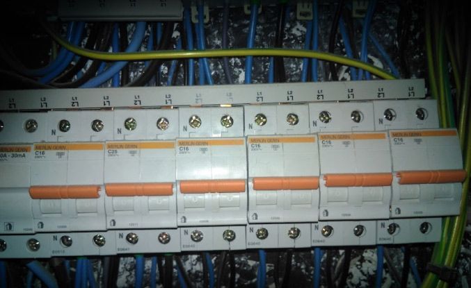 Un montón de cajas eléctricas están colocadas una encima de otra.