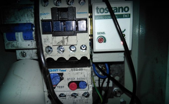 Un primer plano de una caja eléctrica de Tosano.