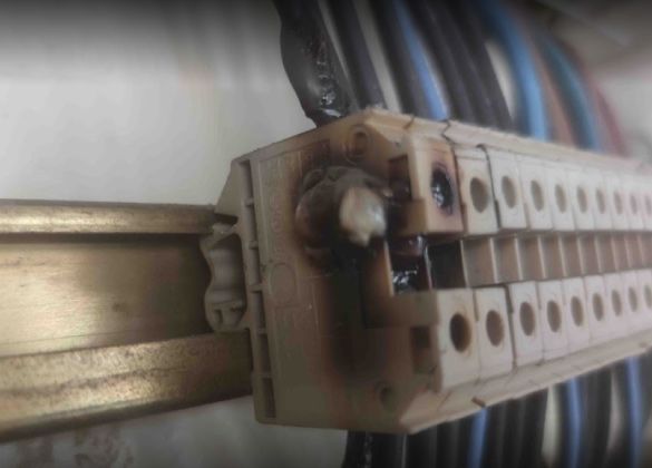 Un primer plano de una caja eléctrica con un montón de cables conectados a ella.