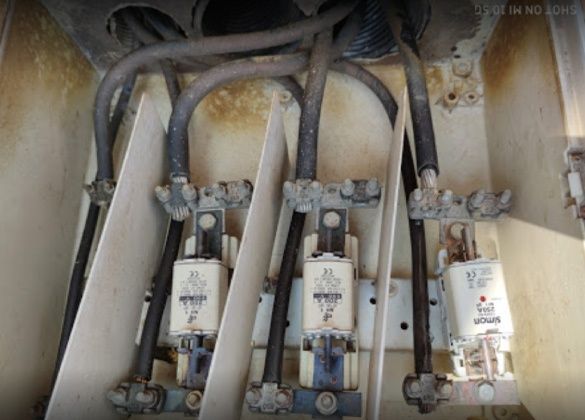 Un primer plano de una caja con cables eléctricos e interruptores.