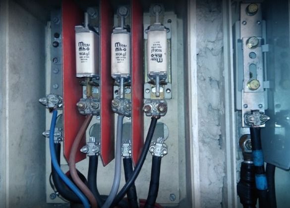 Un primer plano de una caja eléctrica con algunos fusibles y cables.