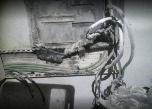 Un montón de cables cuelgan de una pared