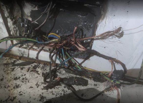 Un montón de cables cuelgan de una pared.