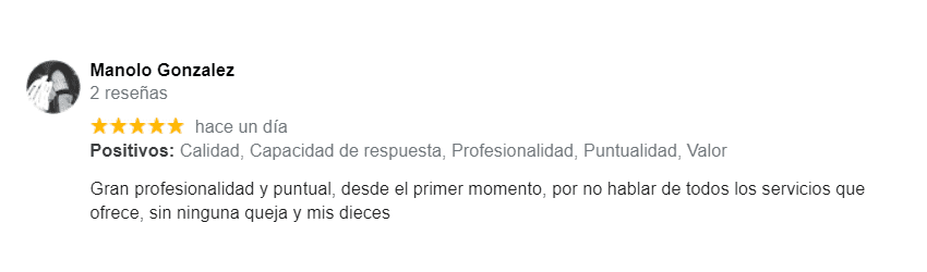 Una imagen borrosa de la reseña de una persona en un sitio web.