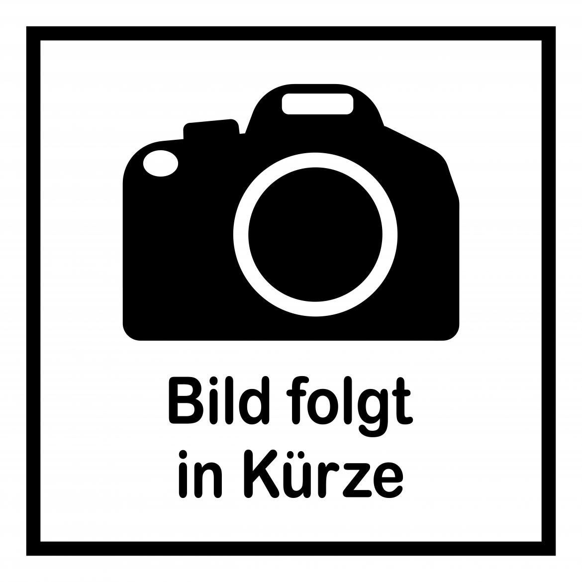 Eine Frau in schwarzem Hemd und Ohrringen lächelt in die Kamera