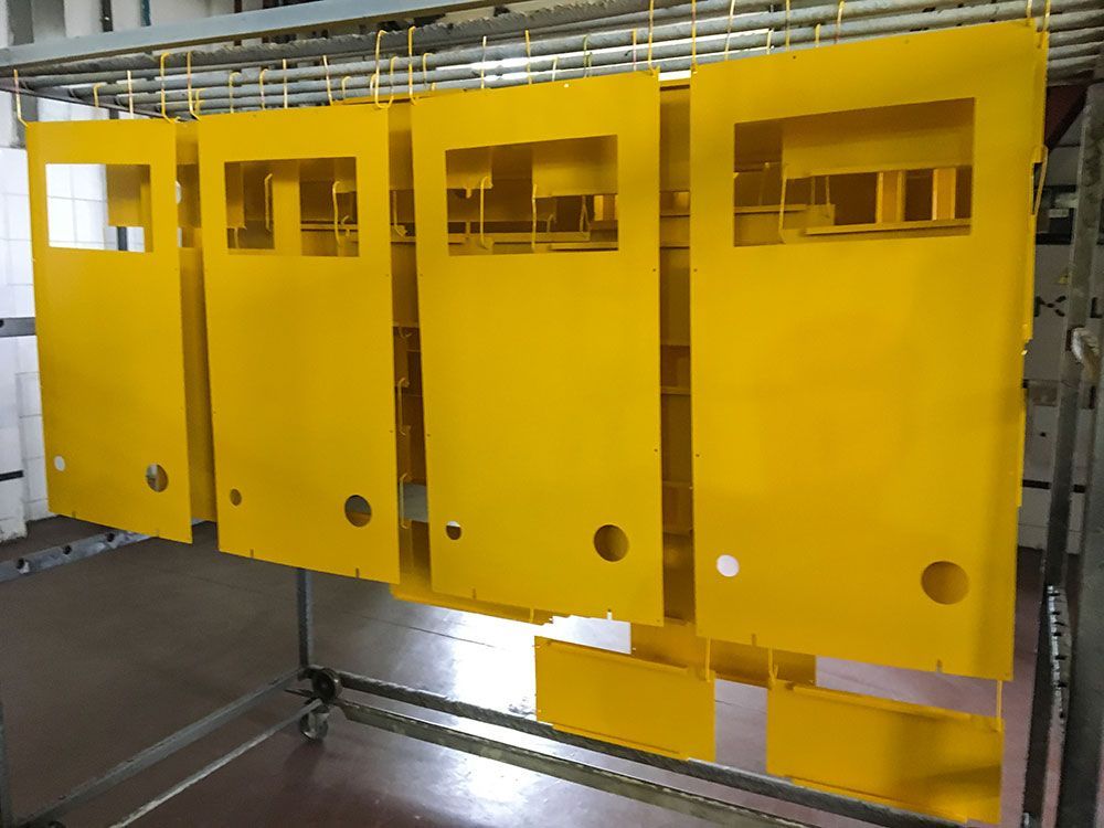 Ein Haufen gelber Objekte hängt an einem Gestell