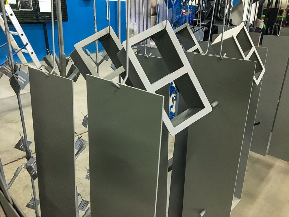 Lackierte Objekte hängen zum Trocknen aus