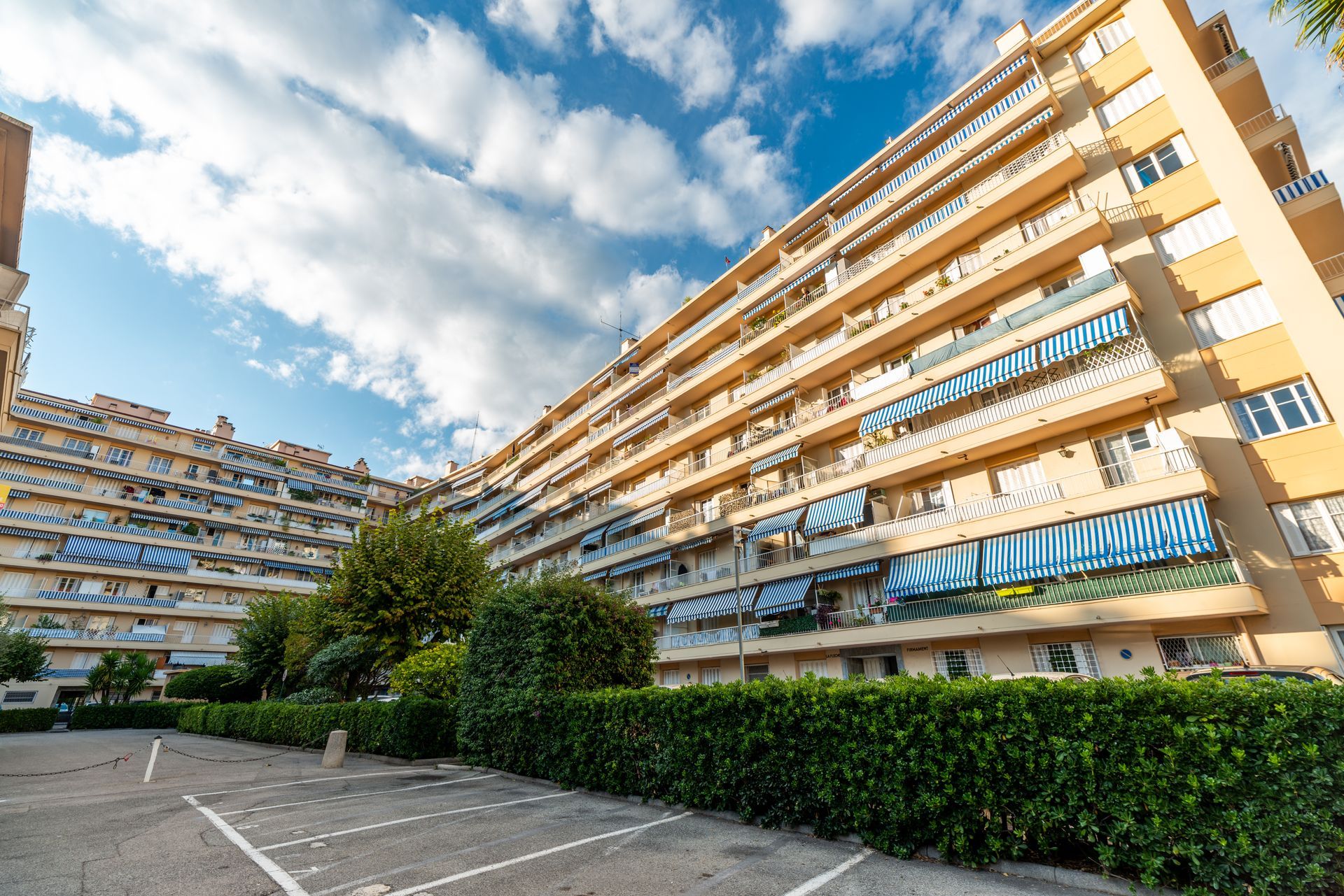 Photo de la façade de la copropriété Arc-en-ciel