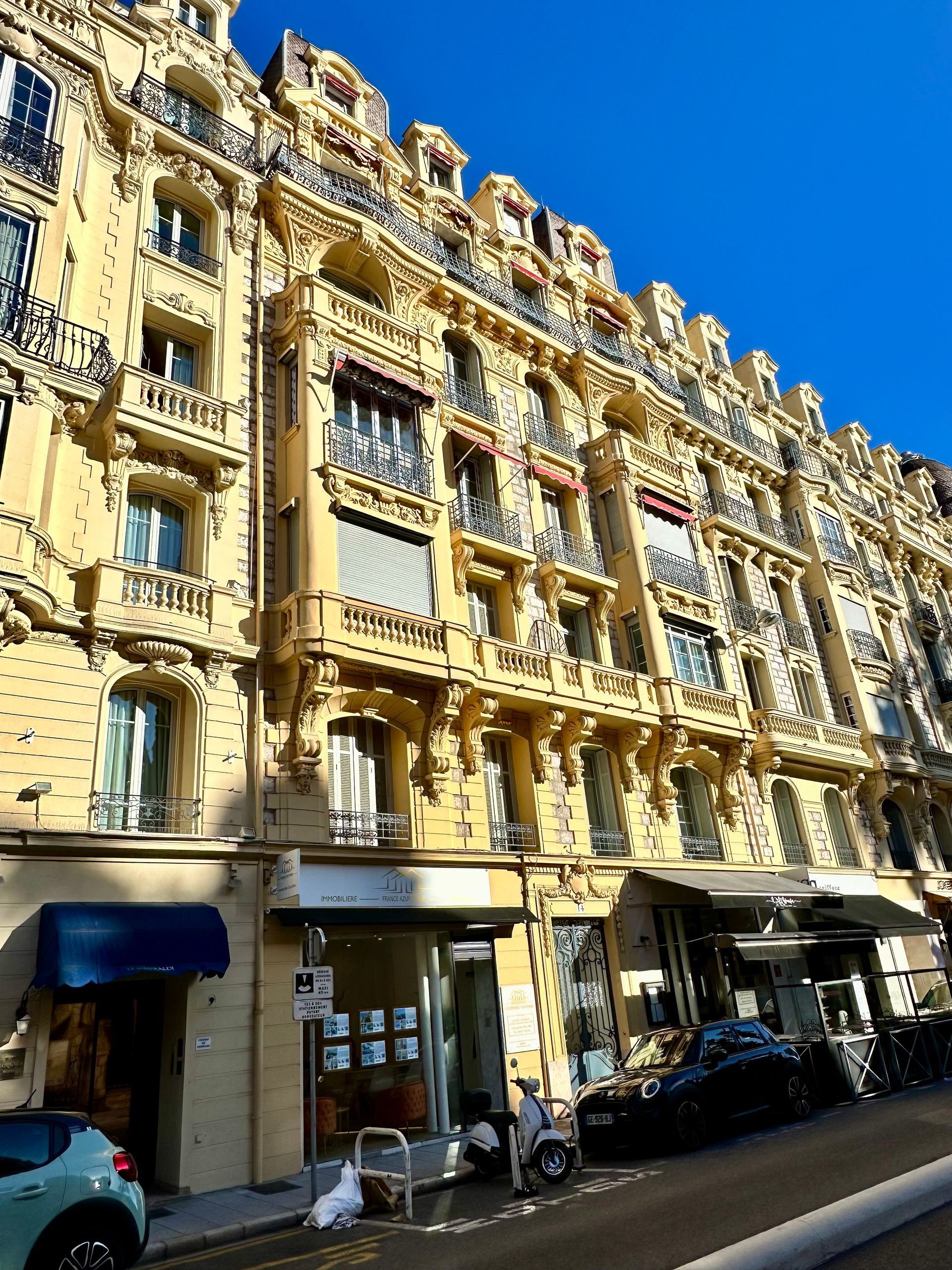 Façade d'un immeuble de type haussmannien à Nice