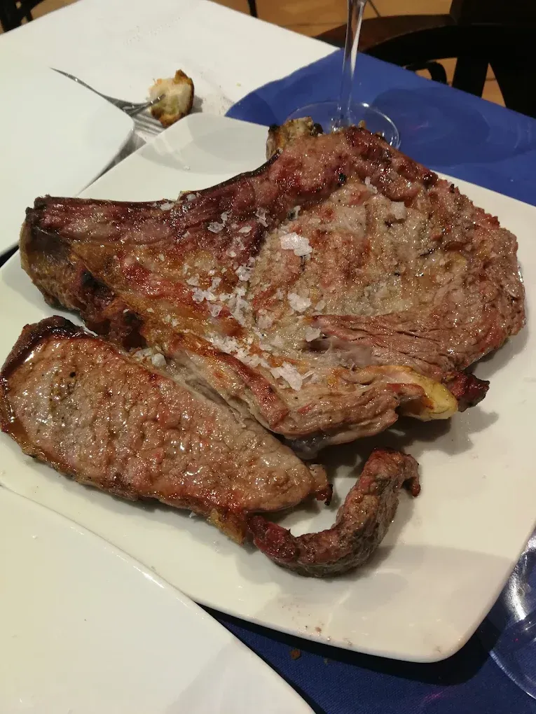 Lonchas de filete a la parrilla a la brasa en Avila