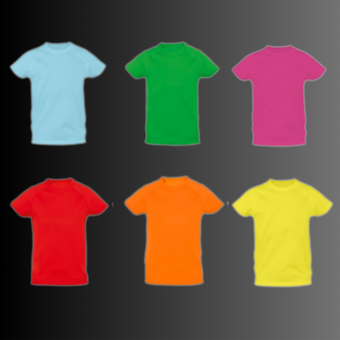 Seis camisetas de diferentes colores sobre un fondo negro.