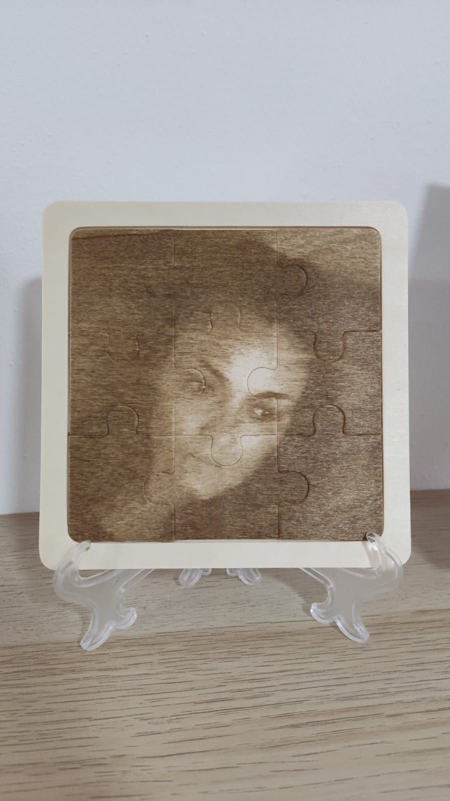 Una imagen del rostro de una mujer está sobre una mesa de madera.
