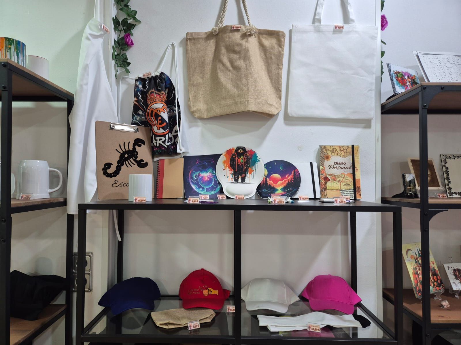 Un estante lleno de una variedad de artículos, incluidos sombreros y bolsos.